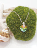 Cadena en Stainless steel con un corazón multicolor alambrado a mano acompañado de una perla original de agua dulce.
