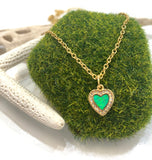 Pieza confeccionada a mano en cadena en stainless steel dorado con un Corazón en Ópalo y zirconia. Excelente joyería que no se despinta y tiene un bello reflejo precioso. 