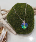 Cadena en Stainless steel con un corazón tornasol alambrado a mano acompañado de una perla original de agua dulce.