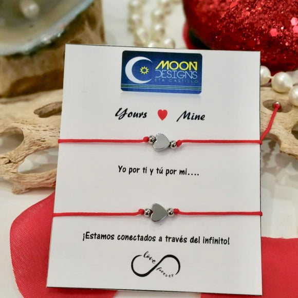 Set de 2 pulseras confeccionadas a mano con unos charms de corazón en cuarzo hematite y montadas en hilo de nylon ajustable. Excelente joyería para regalar a mejores amig@s, pareja, mama e hija. Estas piezas no se despinta y tiene un bello y delicado estilo. Sus separadores plateados son en 