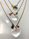 Collar confeccionado a mano en cadena de stainless steel con corazón en nácar grabado la palabra MAMA o Best Mom en "charms".