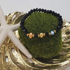 Hermosas pulseras elásticas confeccionadas en cristales y tres perlas originales de agua dulce. Los detalles de estas bellas piezas son en dorado "goldfilled" y/o plateado "plated".