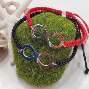 Pulsera color rojo es utilizada para la protección para la energías positivas y buenas vibras. La pulsera de color negra es utilizada para la serenidad y la tranquilidad. El amor se entrelaza en un giro infinito. Cree y confía en ti. ¡Da Gracias!