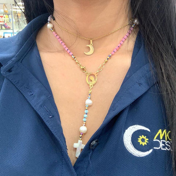 Siéntete protegida con uno de estos bellos Rosario confeccionado a mano con cristales, broche incluido para abrir y poner fácilmente. Se combino con perlas originales de agua dulce, cruz en nácar y detalles en acero inoxidable como también con baño en oro. 