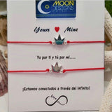 Set de 2 pulseras confeccionadas a mano con unos charms de corona en cuarzo hematite y montadas en hilo de nylon ajustable. Excelente joyería para regalar a mejores amigos, pareja, mama e hija. Estas piezas no se despinta y tiene un bello y delicado estilo. Sus separadores plateados son en  baño en plata u oro.  Resistentes al agua.