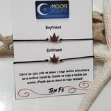 Set de 2 pulseras confeccionadas a mano con unos charms de corona en cuarzo hematite y montadas en hilo de nylon ajustable. Excelente joyería para regalar a mejores amigos, pareja, mama e hija. Estas piezas no se despinta y tiene un bello y delicado estilo. Sus separadores plateados son en  baño en plata u oro.  Resistentes al agua.