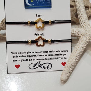 Set de 2 pulseras confeccionadas a mano con charms de flor en stainless steel y montadas en doble hilo de nylon ajustable. Excelente joyería para regalar a mejores amig@s, pareja, mama e hija. Estas piezas no se despinta y tiene un bello y delicado estilo. Sus separadores plateados son en  baño en plata u oro.  Resistentes al agua.