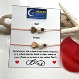 Set de 2 pulseras confeccionadas con un corazón en cuarzo hematite bronce (oro rosado), con una perla original de agua dulce y en hilo nylon ajustable. 