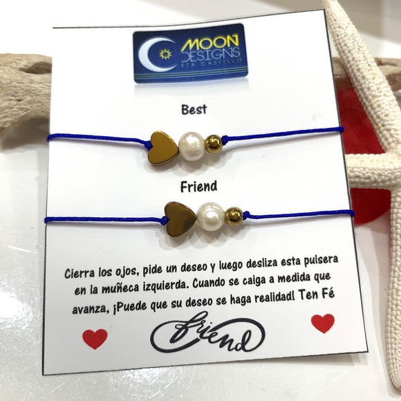 Set de 2 pulseras confeccionadas con un corazón en cuarzo hematite dorado, con una perla original de agua dulce y en hilo nylon ajustable. 